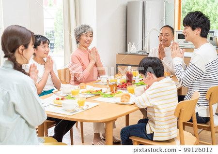 Three generations family to eat 99126012