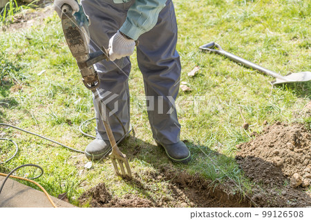 自來水廠的土木工程師用電鎚挖地 自來水廠的土木工程師用電鎚挖地 99126508