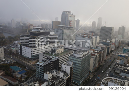 大阪的冬天，白雪紛飛，市區 99126904