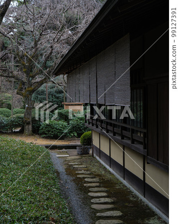 傳統日本房子窗戶和百葉窗 99127391