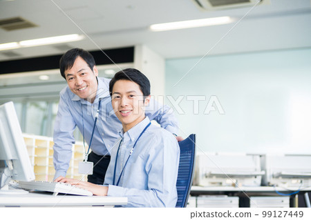 在辦公室工作的商人 99127449