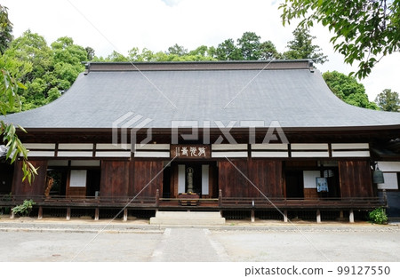 Takahashiyama Hokoji Temple where early summer flowers are in full bloom in Kofu City Takahashiyama Hokoji Temple where early summer flowers are in full bloom in Kofu City 99127550