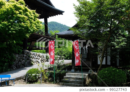 Takahashiyama Hokoji Temple where early summer flowers are in full bloom in Kofu City 99127743