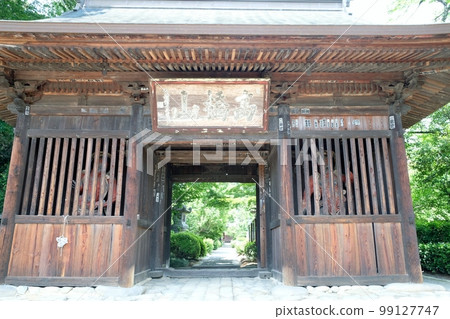 Takahashiyama Hokoji Temple where early summer flowers are in full bloom in Kofu City 99127747