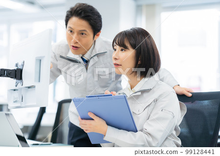 Work clothes businessman to consult 99128441