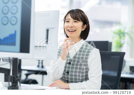 在辦公室工作的年輕女商人 99128719