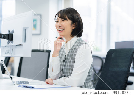 在辦公室工作的年輕女商人 99128721