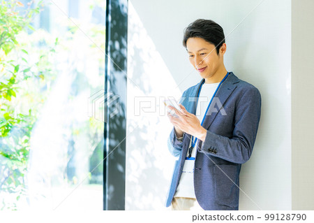 Businessman with a smartphone Photography cooperation "LINK FOREST" 99128790