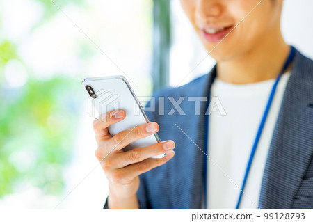 拿著智能手機的商人 照片合作“LINK FOREST” 99128793