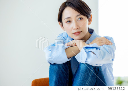 Middle woman beauty beauty 99128812