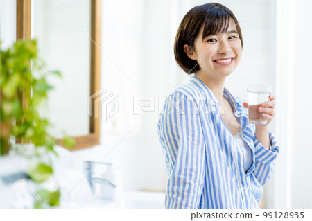 拿著一杯水的少婦 99128935