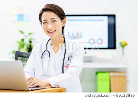 A female doctor who offers online medical treatment at a hospital 99128980
