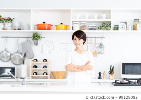 廚房裡的中年家庭主婦 99129082