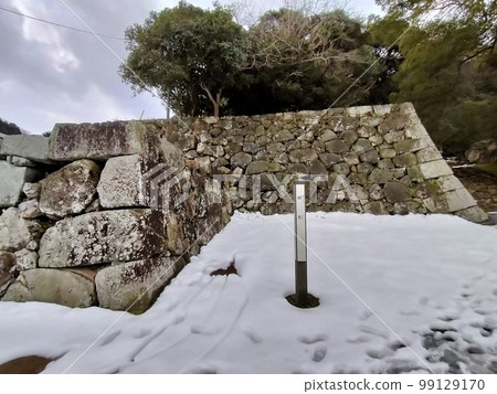 Near Yonago Castle Ote in the snow during renovation work Near Yonago Castle Ote in the snow during renovation work 99129170