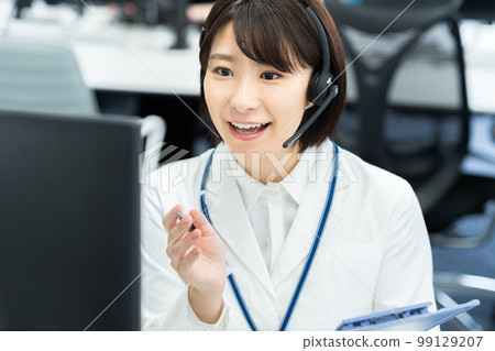 operator in white 99129207