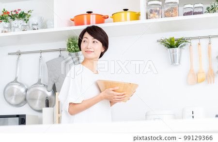 廚房的中年女人 廚房的中年女人 99129366