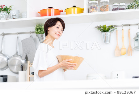 廚房的中年女人 廚房的中年女人 99129367
