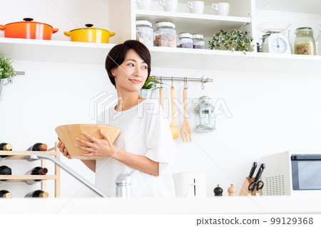 廚房的中年女人 廚房的中年女人 99129368