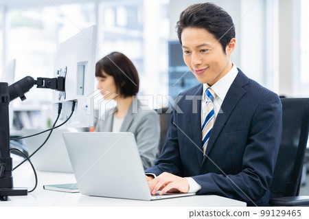 在辦公室工作的商人 99129465