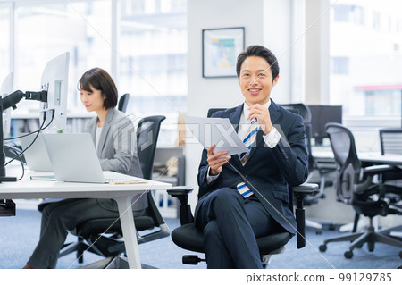 在辦公室工作的商人 99129785