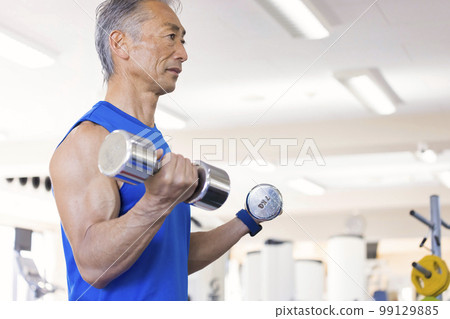 中年男子在健身房做啞鈴彎舉 99129885