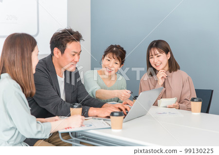 Business woman having a conference / meeting / meeting in the office / conference room 99130225