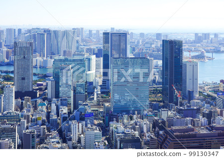 從東京塔特別展望台（頂層甲板）看到的朝陽下的城市景觀 99130347