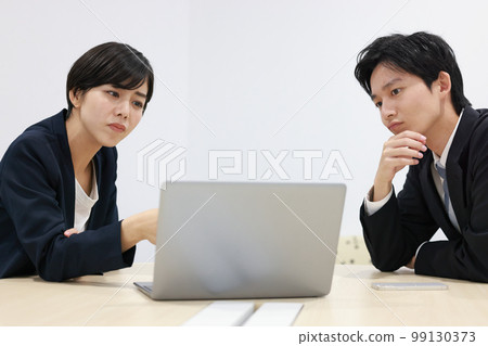 _ 商務人士男性和女性 2 帶著不安的表情看著 PC 上惡化的情況 99130373