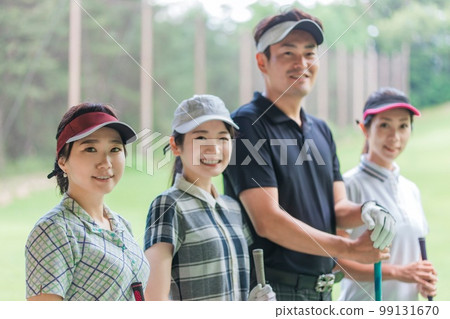 在高爾夫球場上高爾夫球課的男女高爾夫球手 在高爾夫球場上高爾夫球課的男女高爾夫球手 99131670