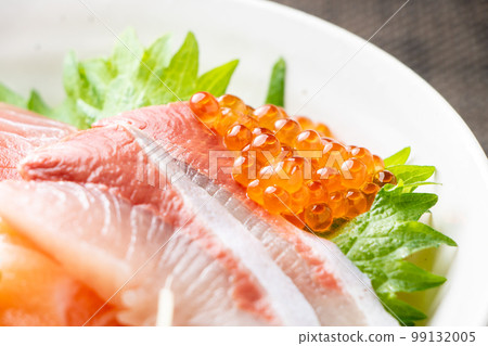 海鮮碗中鮭魚子的特寫鏡頭。 99132005