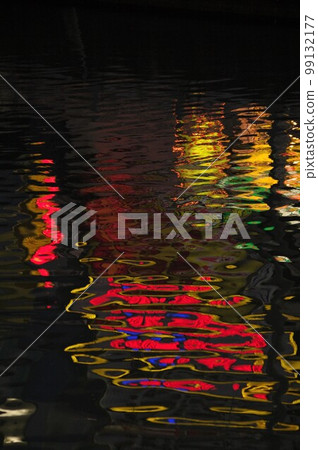 搖曳的河面夜間霓虹燈藝術1 搖曳的河面夜間霓虹燈藝術1 99132177