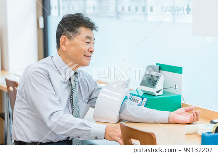 A man and a doctor (blood pressure) who do a complete medical checkup / health checkup at a hospital / clinic A man and a doctor (blood pressure) who do a complete medical checkup / health checkup at a hospital / clinic 99132202