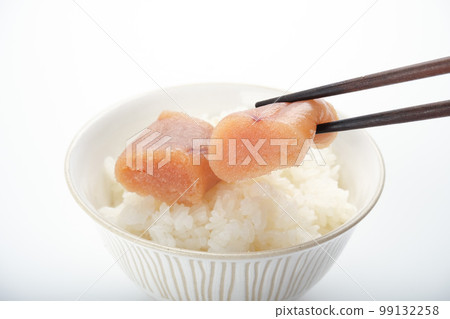 Holding rice with uncolored cod roe with chopsticks 99132258