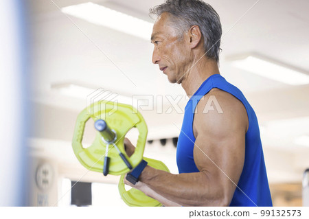 中年男子在健身房做槓鈴捲髮 99132573