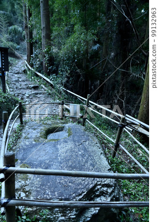 Fujishirozaka Suzuriishi (Kumano Kodo) [Kainan City, Wakayama Prefecture] 99132963