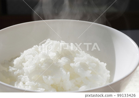 Freshly cooked rice Steam 99133426