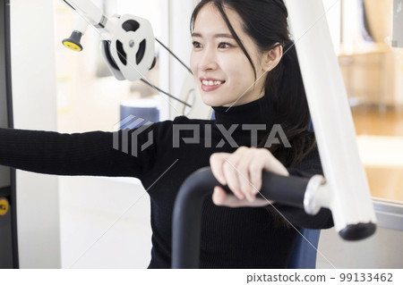 一位年輕女子在健身館接受便裝訓練 便利店健身房形象 99133462
