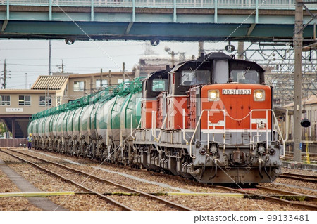 DD51雙列列車牽引的石油貨運列車停靠鹽濱站 99133481