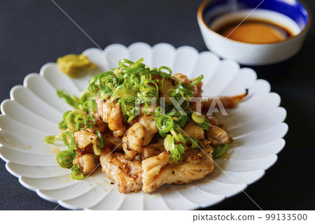 Grilled chicken neck with lots of green onions Grilled chicken neck with lots of green onions 99133500