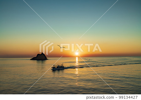 從鬱陵絕洞港看到的日出 99134427