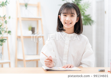 正在參加考試的小學生 99134601