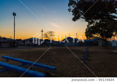奈良市住宅區兒童公園的日落日落天空照亮的公園裡的蹺蹺板 99134684