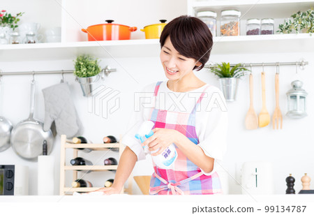 Middle-aged woman cleaning the kitchen 99134787