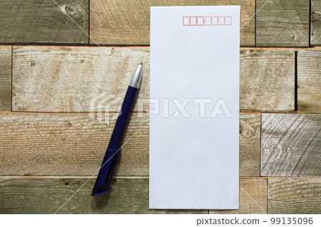 圓珠筆和帶郵政編碼框的純白色信封 99135096