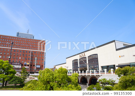 [Okayama Prefecture] April: Under the blue sky, arrive at Kurashiki Station in the fresh greenery and head to the Kurashiki Bikan Historical Quarter 99135300