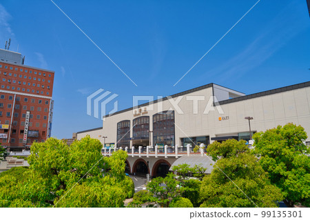 [Okayama Prefecture] April: Under the blue sky, arrive at Kurashiki Station in the fresh greenery and head to the Kurashiki Bikan Historical Quarter 99135301