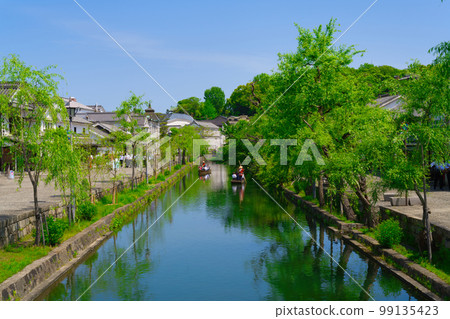 [Okayama Prefecture] April: Under the refreshing blue sky, sightseeing in the Kurashiki Bikan Historical Quarter with the family during the fresh green season 99135423
