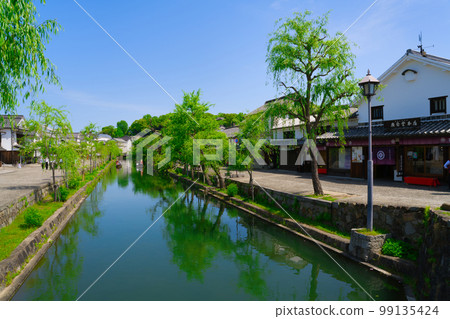 [Okayama Prefecture] April: Under the refreshing blue sky, sightseeing in the Kurashiki Bikan Historical Quarter with the family during the fresh green season 99135424