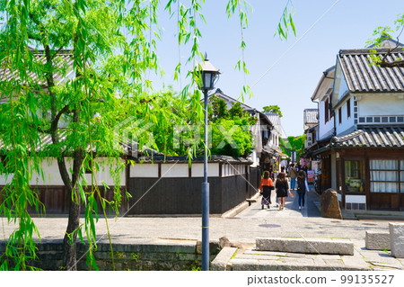 [Okayama Prefecture] April: Under the refreshing blue sky, sightseeing in the Kurashiki Bikan Historical Quarter with the family during the fresh green season 99135527
