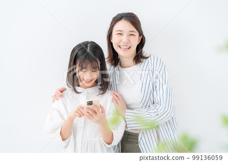 Parents and children, smartphones, kids' mobile phones 99136059